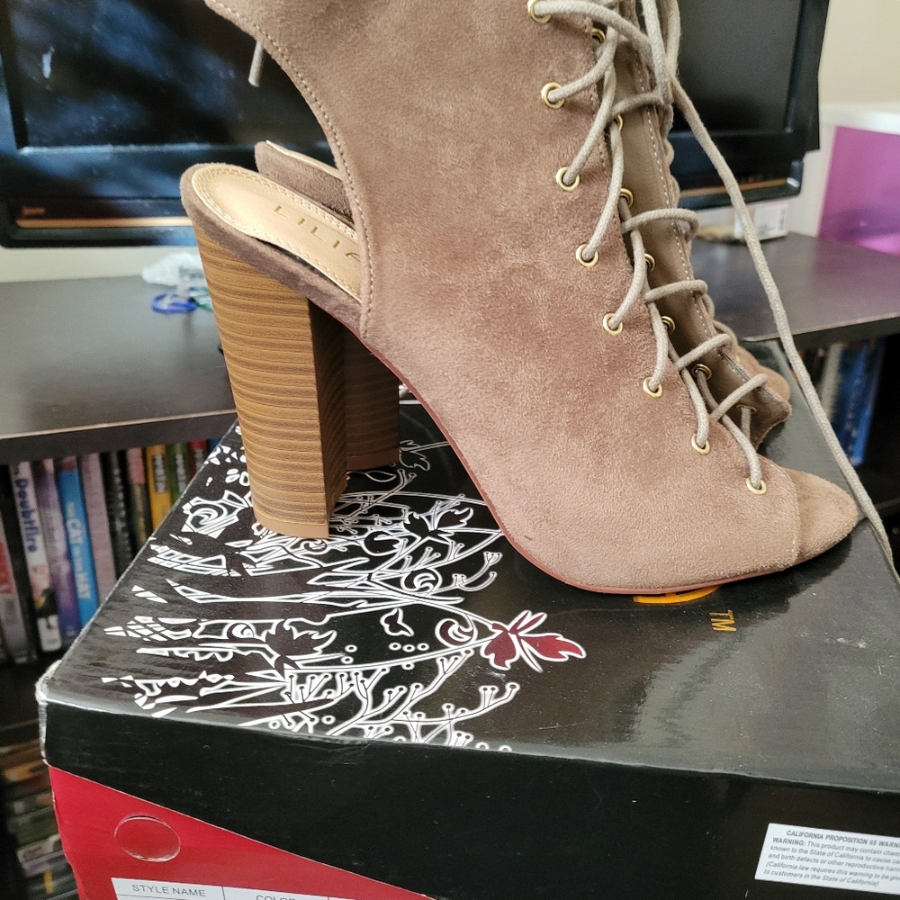 Shoes - Picture 3 of 4